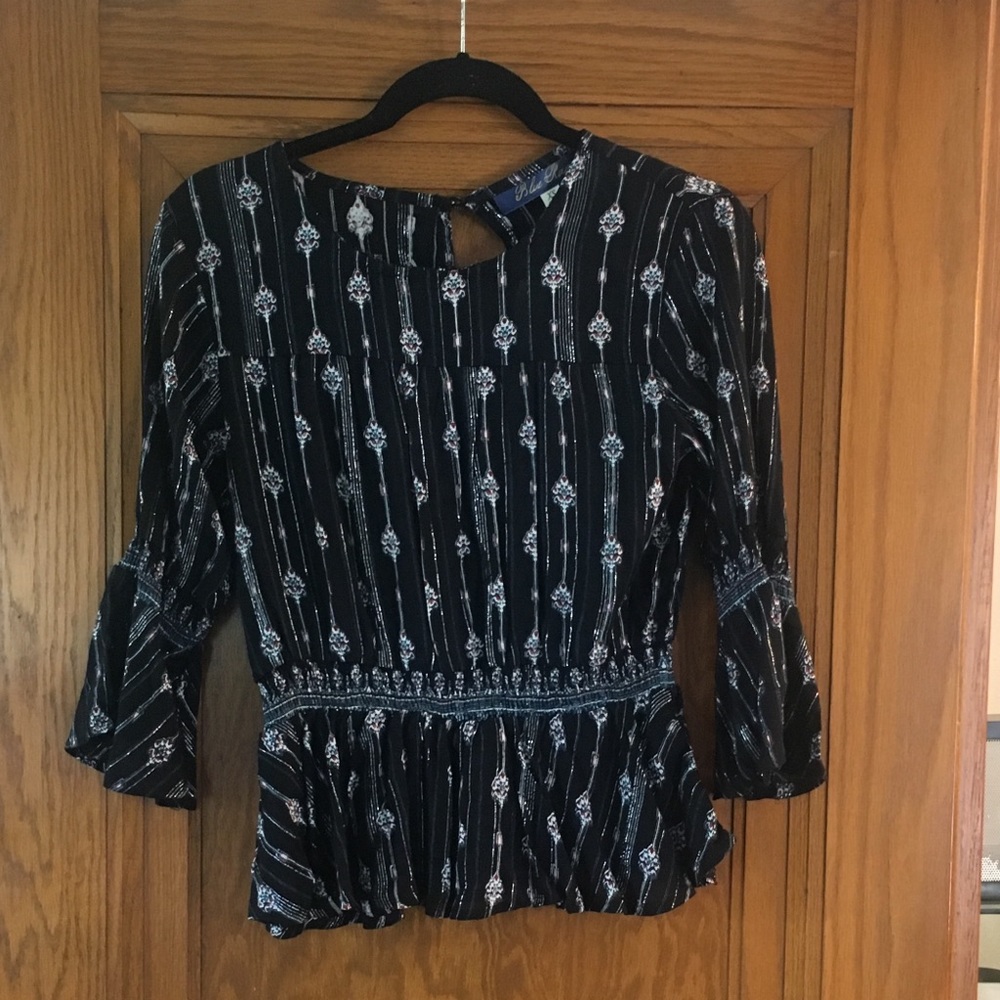 NWT. Francesca‘s floral top.